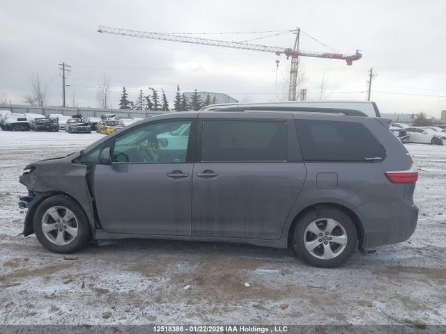 5TDKZ3DC3KS998732 Toyota Sienna Le 8-passenger