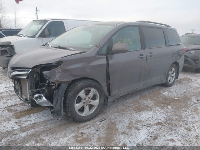 5TDKZ3DC3KS998732 Toyota Sienna Le 8-passenger