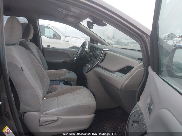 5TDKZ3DC3KS998732 Toyota Sienna Le 8-passenger