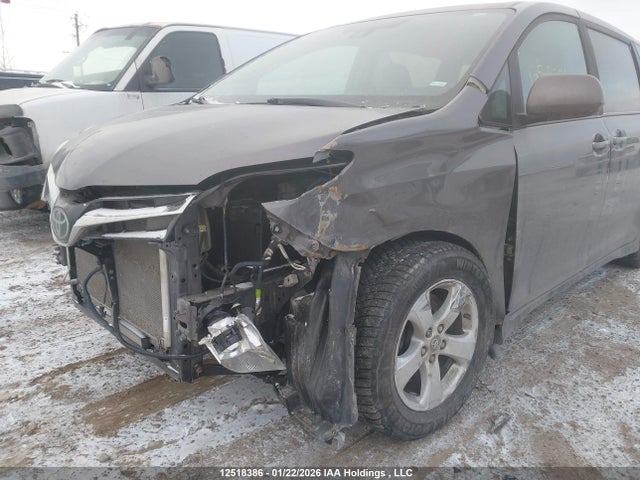5TDKZ3DC3KS998732 Toyota Sienna Le 8-passenger