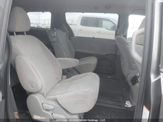 5TDKZ3DC3KS998732 Toyota Sienna Le 8-passenger