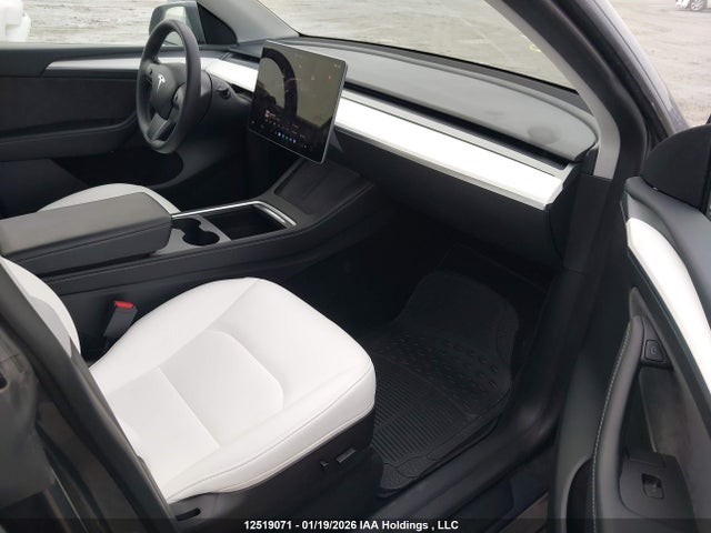 7SAYGDEF2PF588257 Tesla Model Y