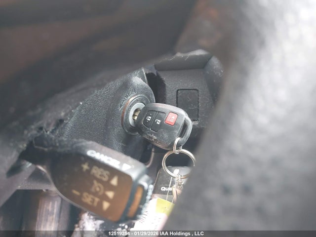 2T3BFREV7GW461945 Toyota RAV4 LE