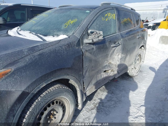 2T3BFREV7GW461945 Toyota RAV4 LE
