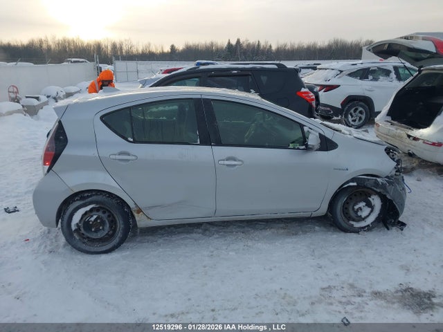 JTDKDTB31F1099274 Toyota Prius C Technology