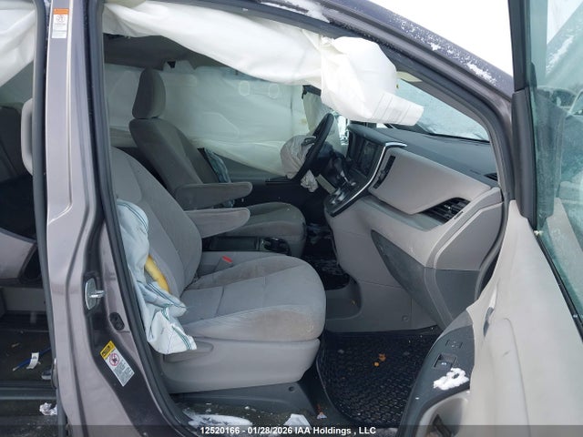 5TDKZ3DC4HS769016 Toyota Sienna Le V6