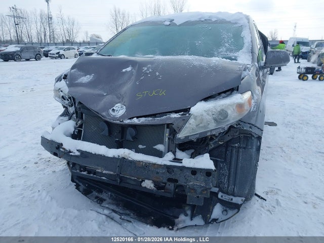 5TDKZ3DC4HS769016 Toyota Sienna Le V6