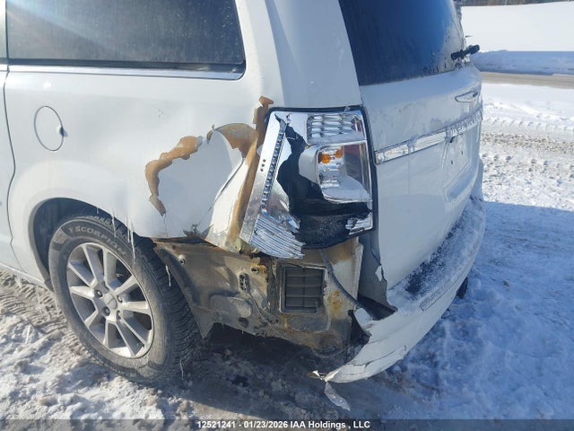 2015 Chrysler Town & Country მანქანა იყიდება აუქციონზე, vin: 2C4RC1GG2FR751171, აუქციონის ნომერი: 12521241
