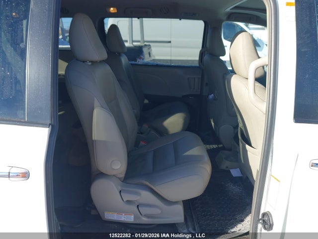 5TDDZ3DC8HS173593 Toyota Sienna Xle/limited