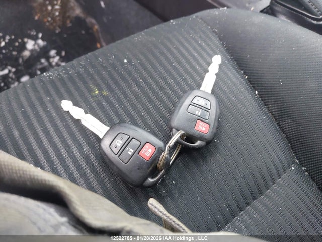 2T3ZFREV0GW297145 Toyota RAV4 LE