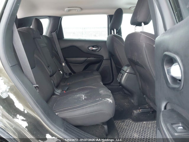 1C4PJMCS5FW592601 Jeep Cherokee