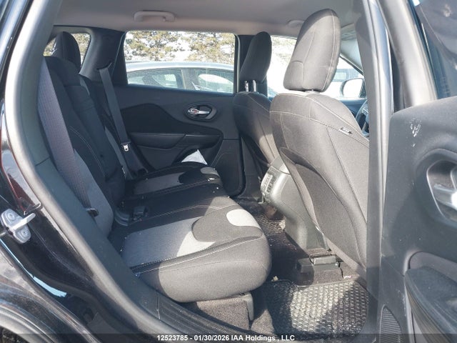 1C4PJMAS8GW352804 Jeep Cherokee Sport