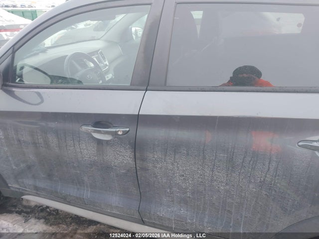 KM8J3CA43HU459196 Hyundai TUCSON SE