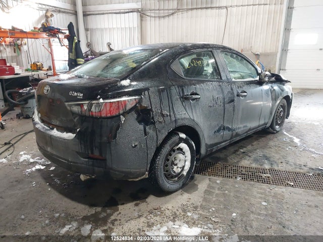3MYDLBYV2GY105242 Toyota Yaris Premium