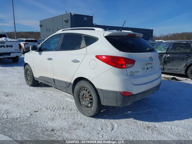 KM8JU3AG1FU046746 Hyundai TUCSON GLS