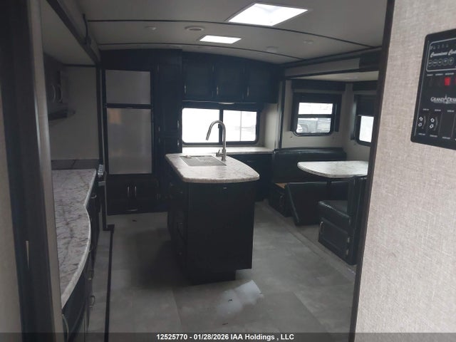 12525770 :رقم المزاد ، 573TE3228K6614530 vin ، 2019 Grand Design Imagine مزاد بيع