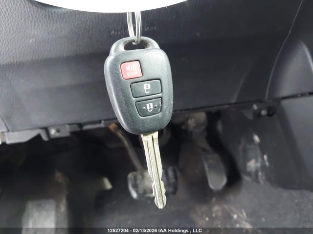 2T3BFREV0FW295640 Toyota RAV4 LE