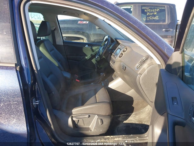 WVGNV7AX5HK014144 Volkswagen Tiguan Wolfsburg
