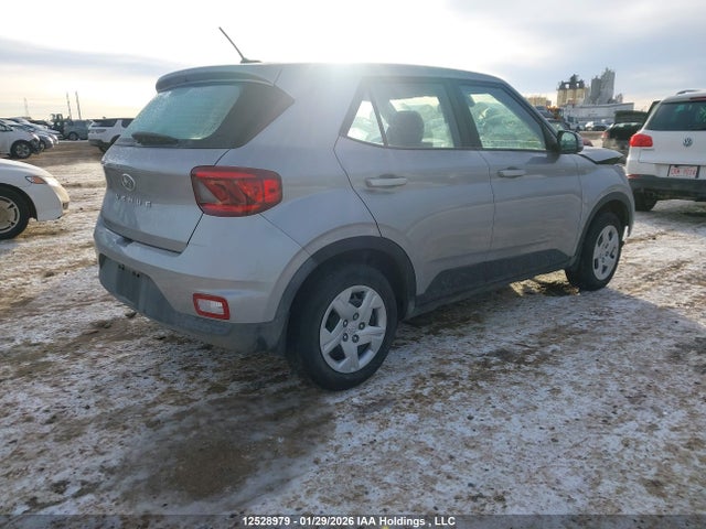 Hyundai Venue Essential 2024 KMHRB8A38RU292054 Image 4