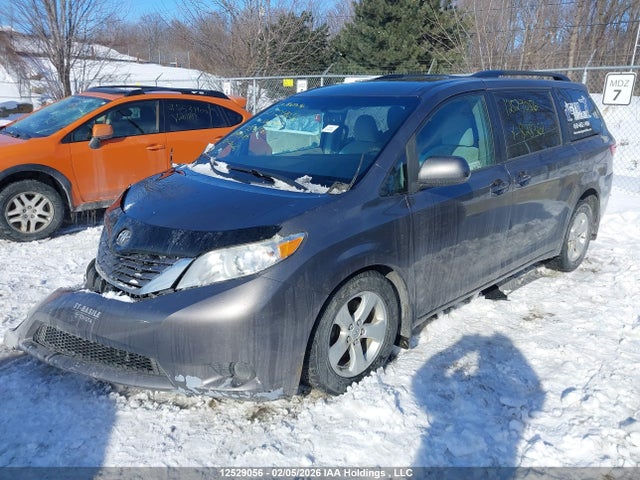 5TDKZ3DCXHS828361 Toyota SIENNA LE