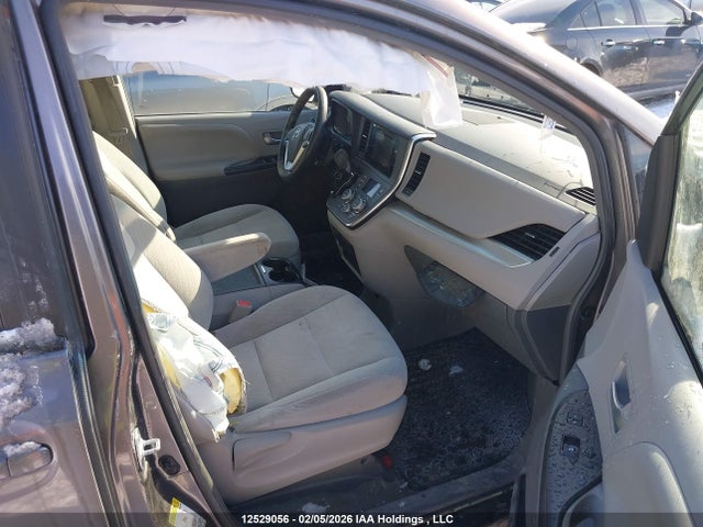 5TDKZ3DCXHS828361 Toyota SIENNA LE