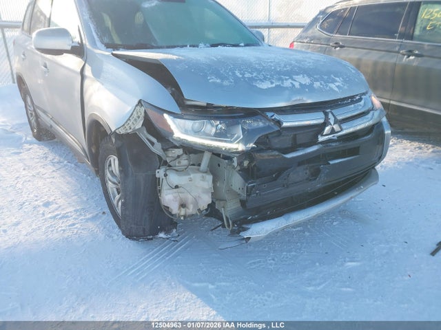 JA4AZ2A30JZ607800 Mitsubishi Outlander Es