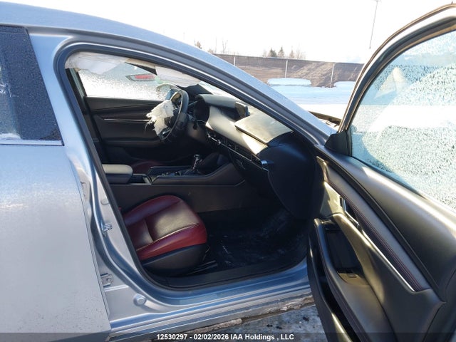 JM1BPBMY8N1513904 Mazda 3 Premium