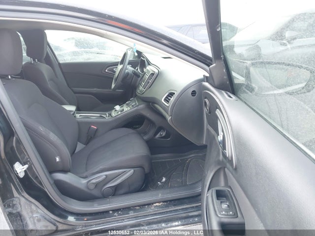 1C3CCCFB0FN629899 Chrysler 200 LX