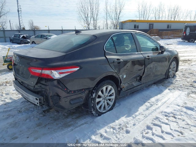 4T1B11HK7JU032239 Toyota CAMRY LE/XLE