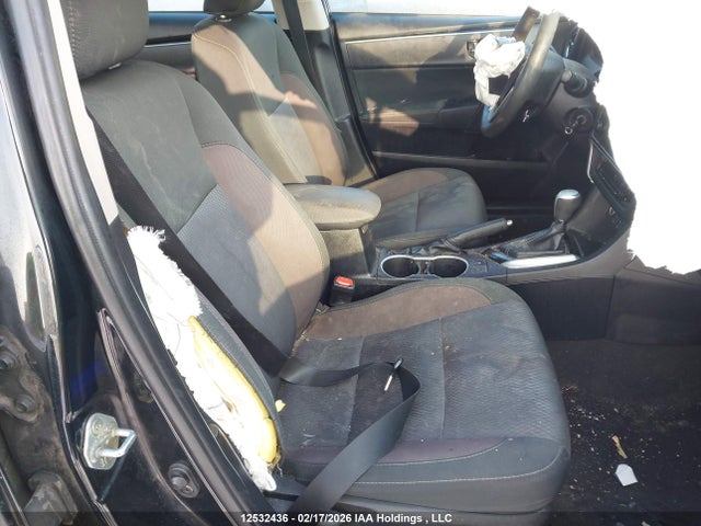 2T1BURHE2JC063125 Toyota COROLLA LE