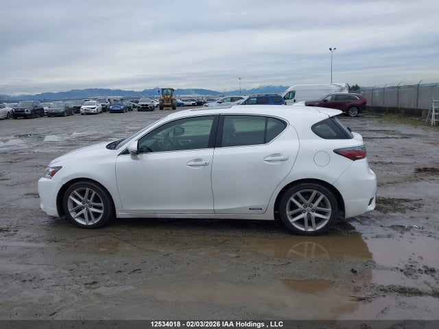 JTHKD5BH3F2221472 Lexus CT 200H