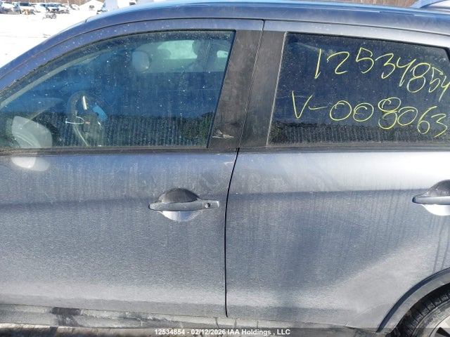 JA4AR3AU1JZ008063 Mitsubishi Outlander Sport Es