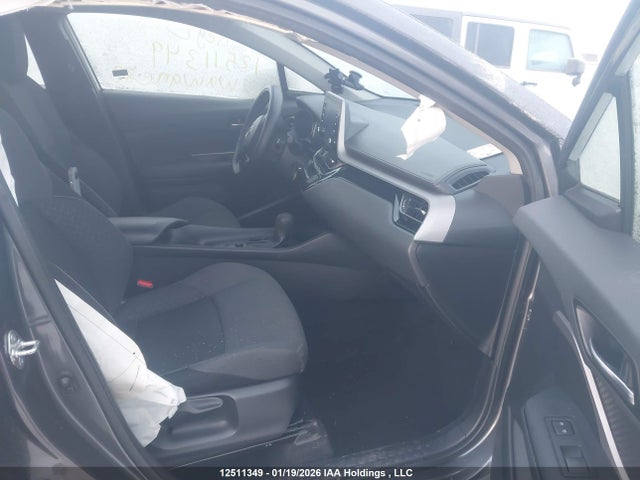 JTNKHMBX2M1108425 Toyota C-HR LE