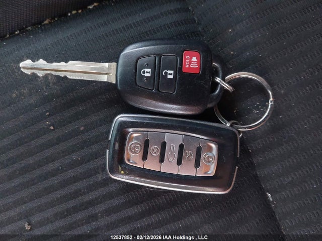 2T3ZFREVXHW328144 Toyota RAV4 LE