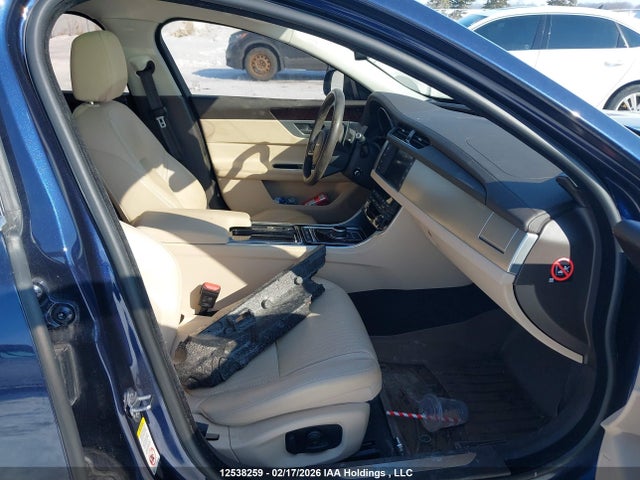 SAJBK4BN8HCY42776 Jaguar Xf Prestige
