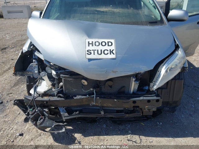 12538516 :رقم المزاد ، 5TDZZ3DC2KS995982 vin ، 2019 Toyota Sienna مزاد بيع
