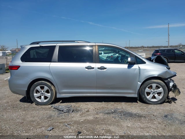 12538516 :رقم المزاد ، 5TDZZ3DC2KS995982 vin ، 2019 Toyota Sienna مزاد بيع