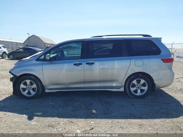 12538516 :رقم المزاد ، 5TDZZ3DC2KS995982 vin ، 2019 Toyota Sienna مزاد بيع