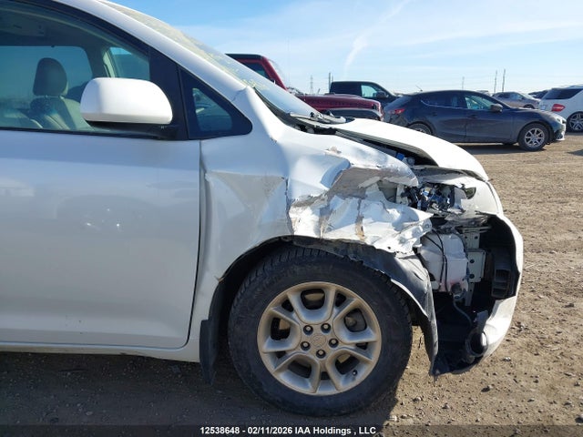 12538648 :رقم المزاد ، 5TDDK3DC6FS118030 vin ، 2015 Toyota Sienna Xle 7 Passenger مزاد بيع