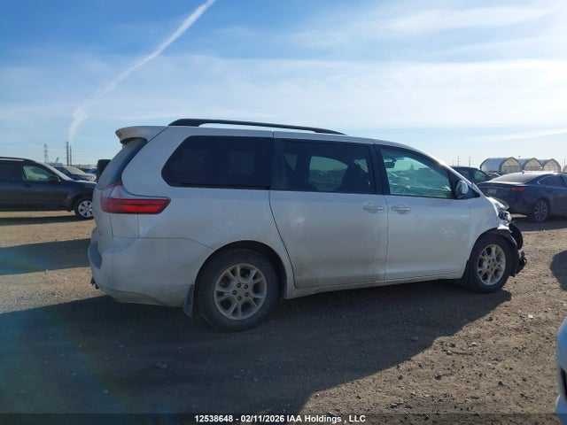 12538648 :رقم المزاد ، 5TDDK3DC6FS118030 vin ، 2015 Toyota Sienna Xle 7 Passenger مزاد بيع