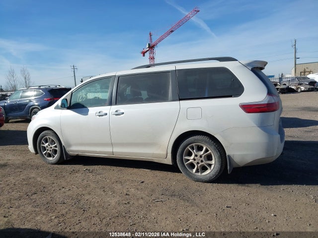 12538648 :رقم المزاد ، 5TDDK3DC6FS118030 vin ، 2015 Toyota Sienna Xle 7 Passenger مزاد بيع