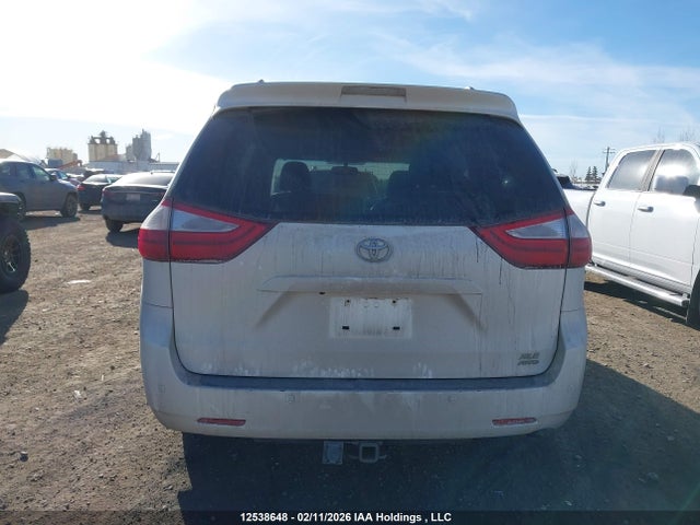 12538648 :رقم المزاد ، 5TDDK3DC6FS118030 vin ، 2015 Toyota Sienna Xle 7 Passenger مزاد بيع