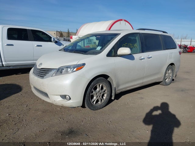 12538648 :رقم المزاد ، 5TDDK3DC6FS118030 vin ، 2015 Toyota Sienna Xle 7 Passenger مزاد بيع