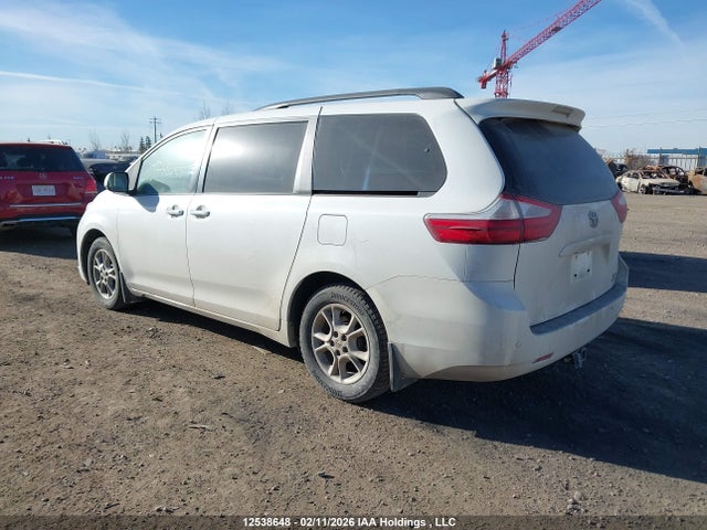 12538648 :رقم المزاد ، 5TDDK3DC6FS118030 vin ، 2015 Toyota Sienna Xle 7 Passenger مزاد بيع