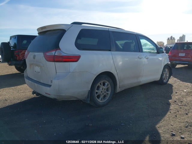 12538648 :رقم المزاد ، 5TDDK3DC6FS118030 vin ، 2015 Toyota Sienna Xle 7 Passenger مزاد بيع