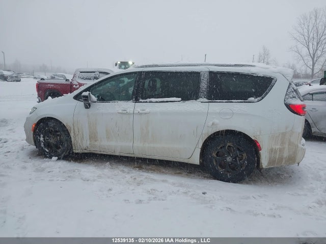 Chrysler Pacifica Limited 2025 2C4RC1GG8SR602614 Image 14