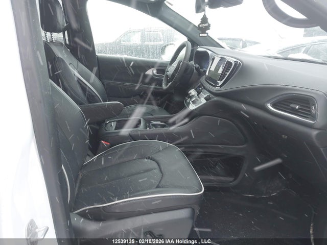Chrysler Pacifica Limited 2025 2C4RC1GG8SR602614 Image 5