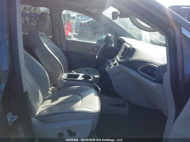2017 Chrysler Pacifica Limited მანქანა იყიდება აუქციონზე, vin: 2C4RC1GG3HR569904, აუქციონის ნომერი: 12539306