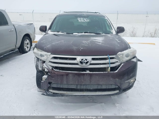 2013 Toyota Highlander V6 მანქანა იყიდება აუქციონზე, vin: 5TDBK3EH3DS274878, აუქციონის ნომერი: 12539340