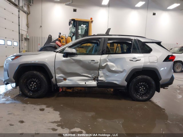 2T3RWRFV9NW132254 Toyota Rav4 Xle